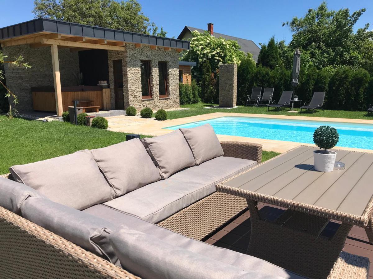 Villa Aruba & Private Spa Suites Keszthely Exteriör bild