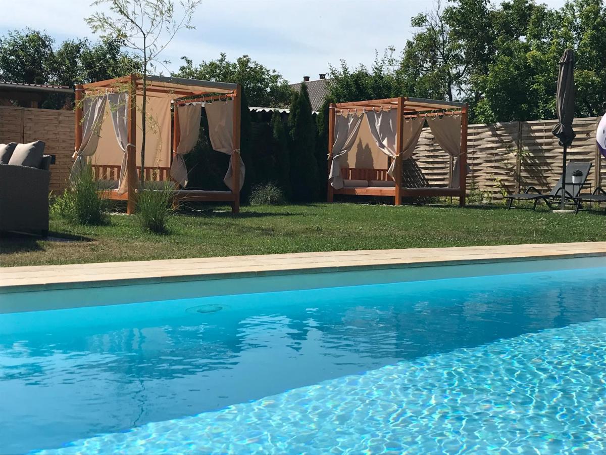 Villa Aruba & Private Spa Suites Keszthely Exteriör bild