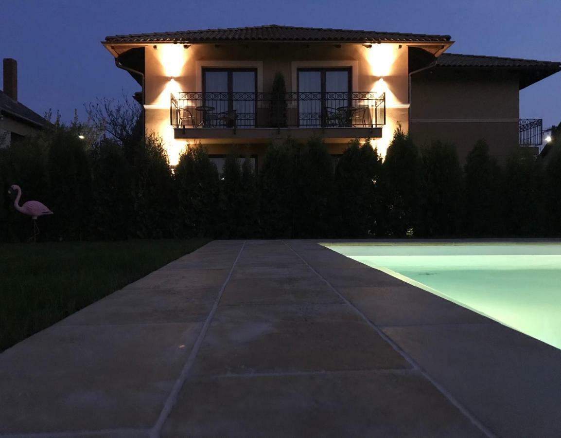 Villa Aruba & Private Spa Suites Keszthely Exteriör bild
